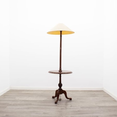Lámpara de pie con mesilla de madera