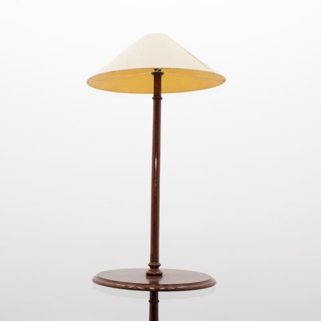 Lámpara de pie con mesilla de madera