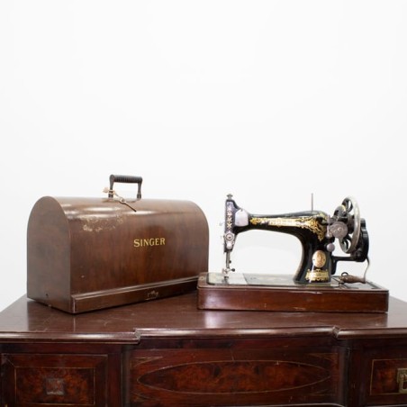 Maquina de coser con caja