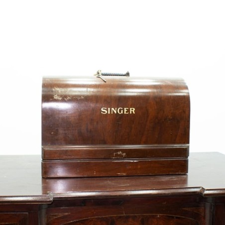 Maquina de coser con caja