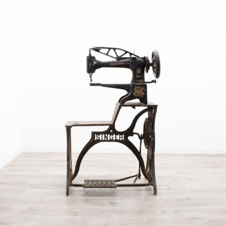 Maquina de coser con mesa de forja