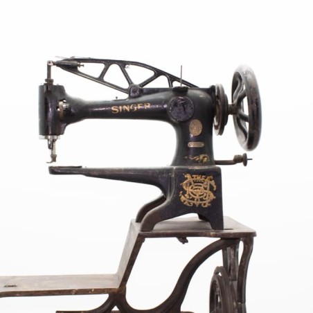 Maquina de coser con mesa de forja