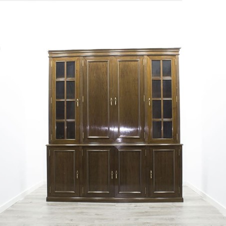 Armario clásico de madera en nogal