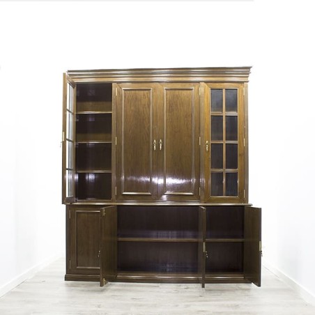 Armario clásico de madera en nogal