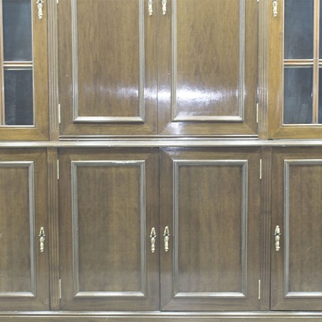 Armario clásico de madera en nogal