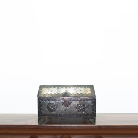 Cofre decorativo de latón