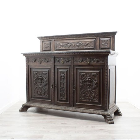 Armario de madera con cajones y puertas