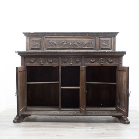 Armario de madera con cajones y puertas