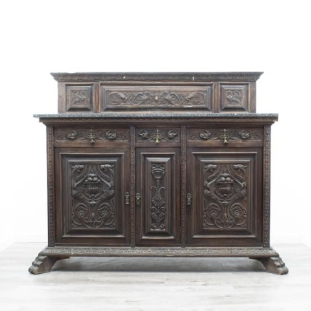 Armario de madera con cajones y puertas