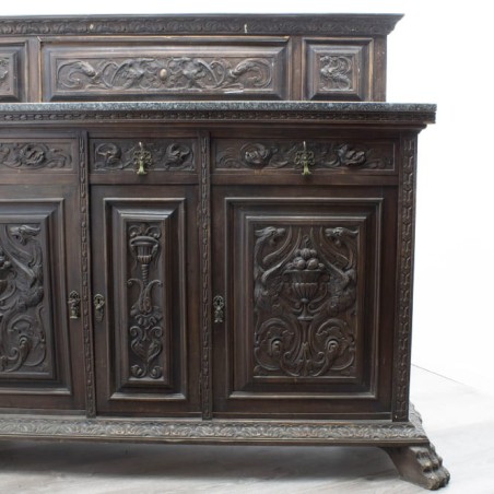 Armario de madera con cajones y puertas