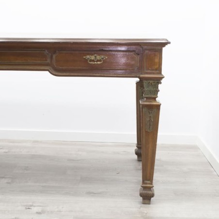 Mesa de dirección con patas torneadas