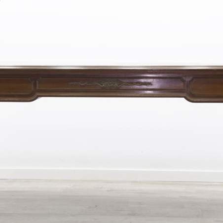 Mesa de dirección con patas torneadas