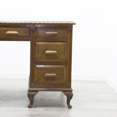 Mesa de dirección con patas chippendale