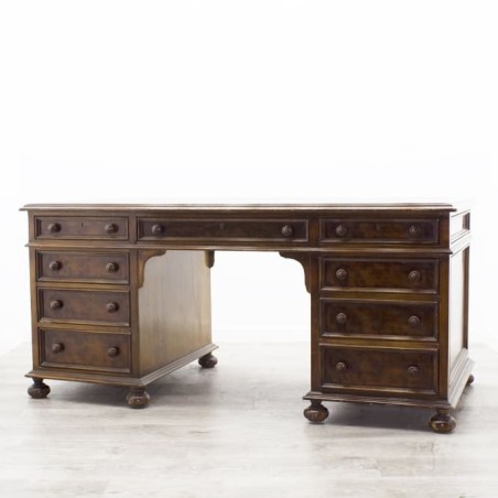 Mesa de estilo con 9 cajones