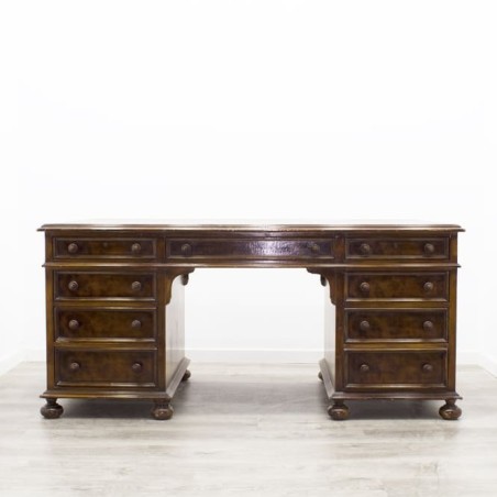 Mesa de estilo con 9 cajones