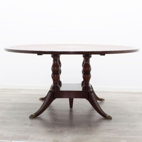 Mesa redonda de madera clásica