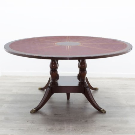 Mesa redonda de madera clásica