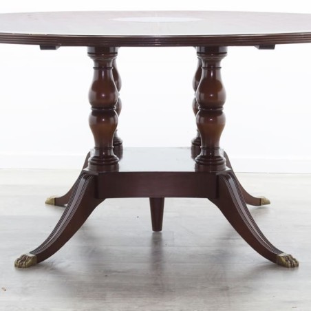 Mesa redonda de madera clásica