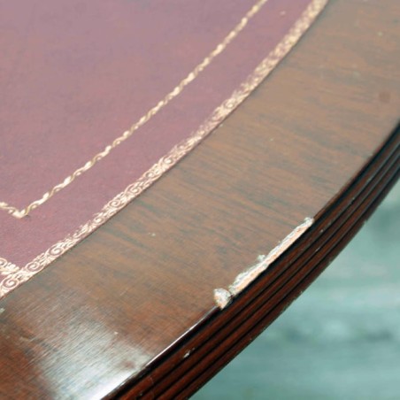 Mesa redonda de madera clásica