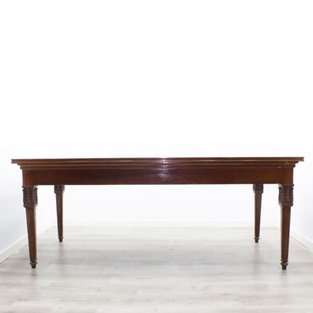 Mesa de comedor con patas torneadas