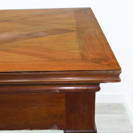 Mesa de comedor con patas torneadas