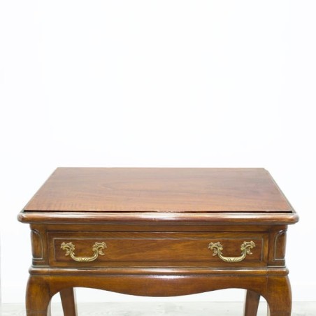 Mesita auxiliar con pata chippendale