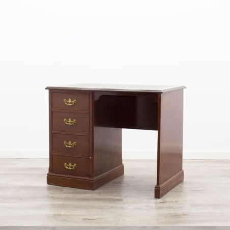 Escritorio pequeño con buck pedestal