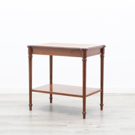 Mesa de rincón de madera con tapete marrón