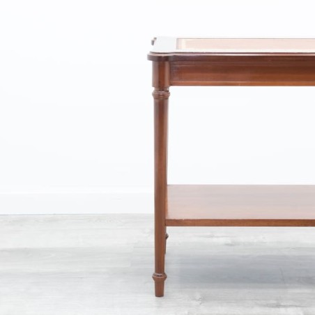 Mesa de rincón de madera con tapete marrón
