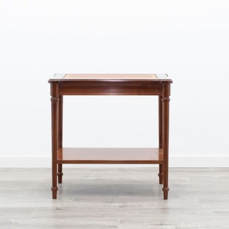 Mesa de rincón de madera con tapete marrón