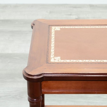 Mesa de rincón de madera con tapete marrón