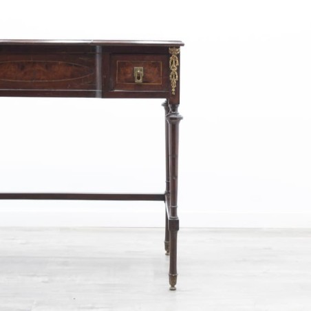 Consola clásica de madera