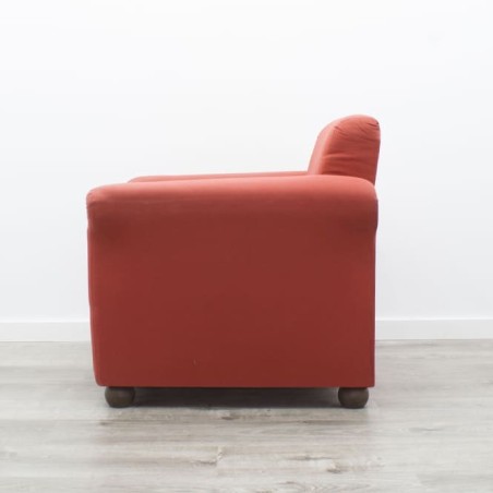 Sillón de espera en tela roja