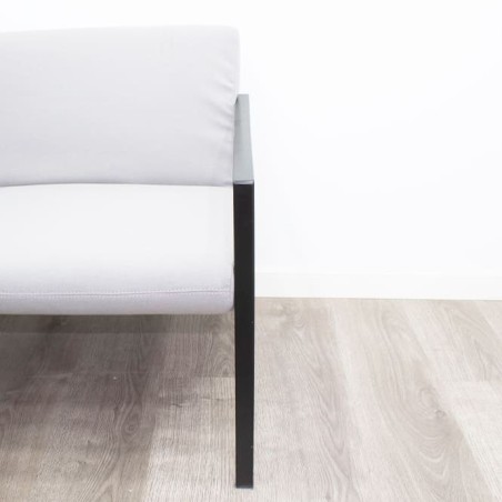 Sillón gris de espera con brazos