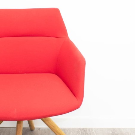 Silla de espera con brazos rojos