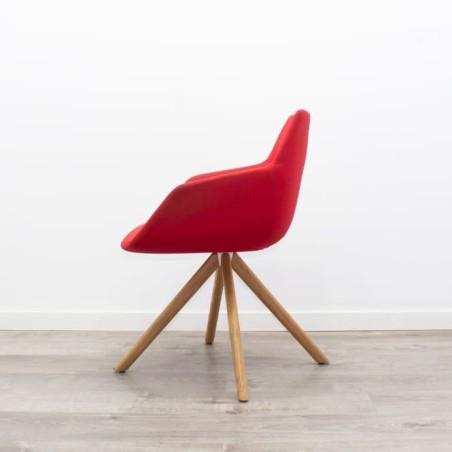 Silla de espera con brazos rojos