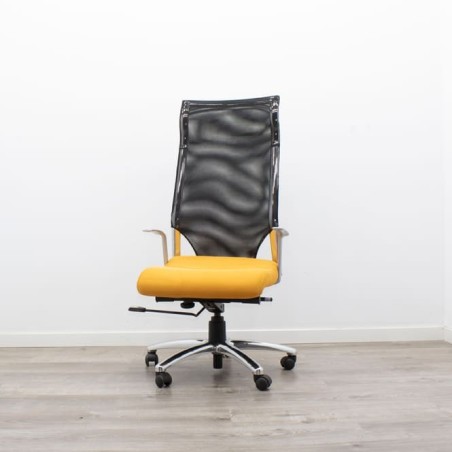 Silla de dirección con respaldo de rejilla negra