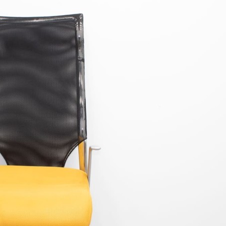 Silla de dirección con respaldo de rejilla negra