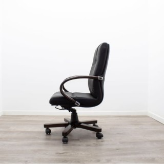 Sillón de dirección en napel negro con brazos