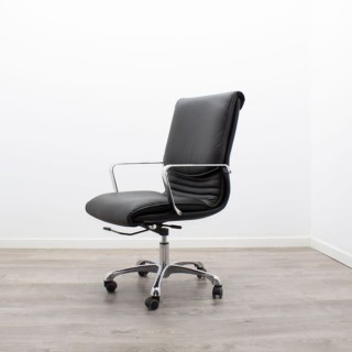 Sillón de dirección con brazos y base cromada