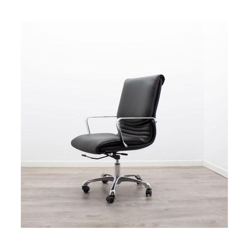 Sillón de dirección con brazos y base cromada