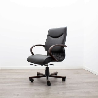 Sillón de dirección negro con base en madera