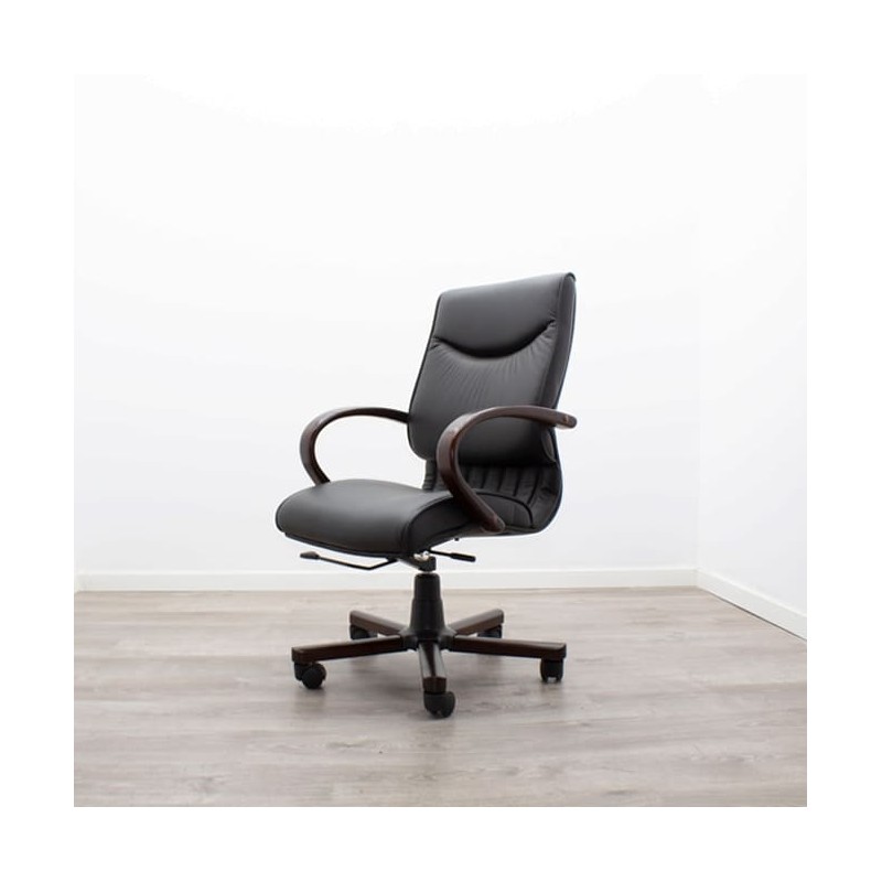 Sillón de dirección negro con base en madera