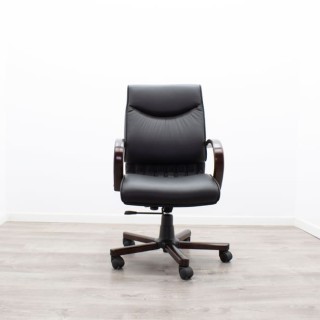 Sillón de dirección negro con base en madera