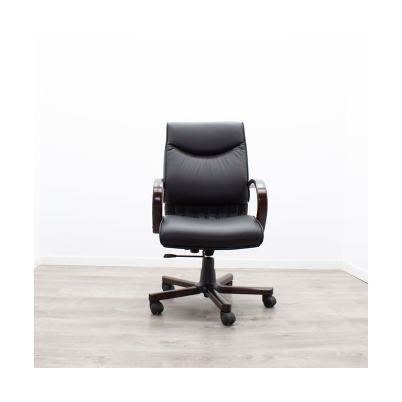 Sillón de dirección negro con base en madera