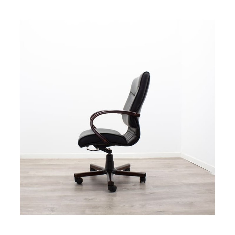 Sillón de dirección negro con base en madera