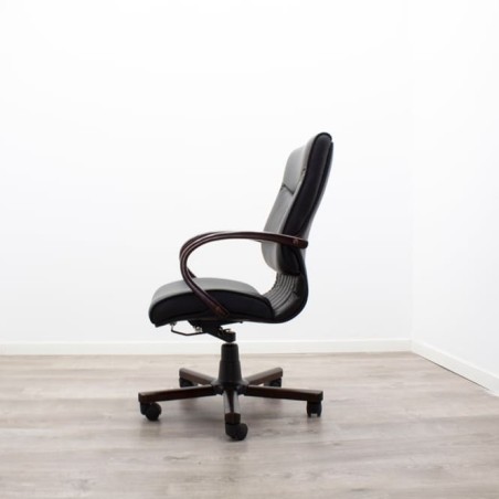 Sillón de dirección negro con base en madera