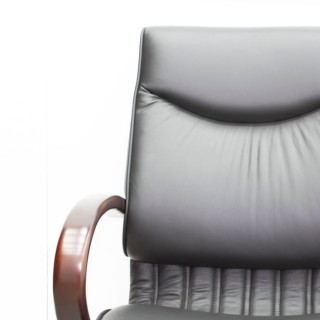 Sillón de dirección negro con base en madera