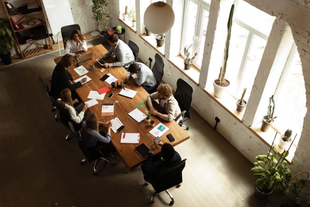 Cómo diseñar una sala de reuniones efectiva y funcional